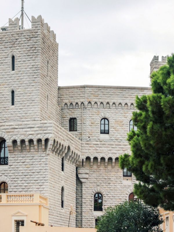Bâtiments dans le château de monaco - Visit Provence